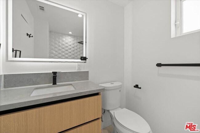 Building Photo - 839 N McCadden Pl