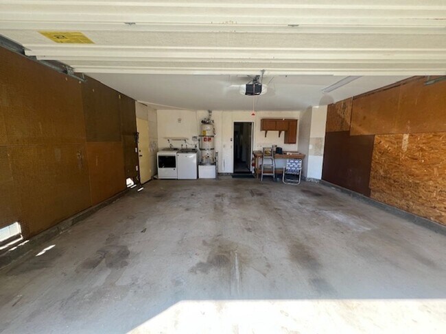 Building Photo - Beautiful 3 Bedroom, 2 Bathroom Sylmar Home! Ready for Move-In!