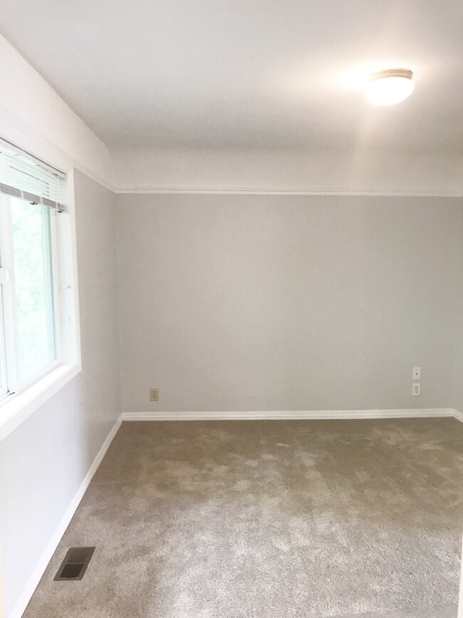 Building Photo - Multnomah Two Bedroom Beauty ~ On the tip ...