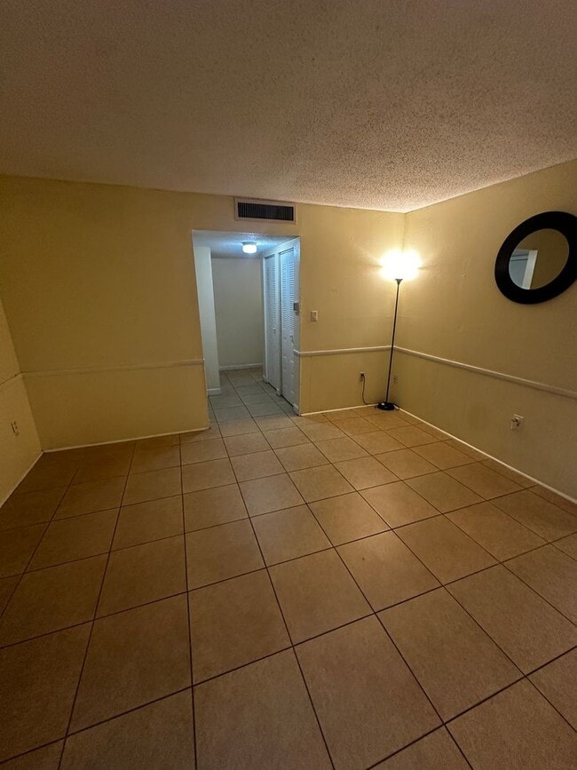Building Photo - Spacious 2/2 Close to UF