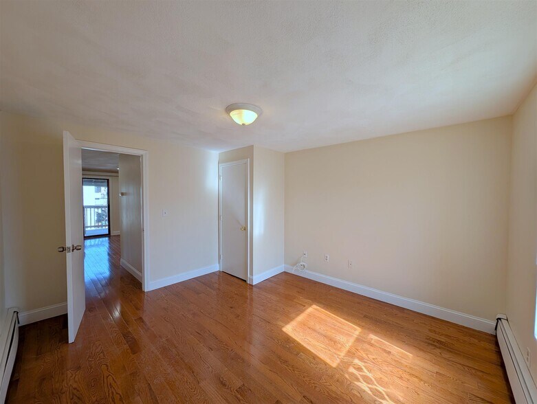 Building Photo - 6 Evergreen Sq