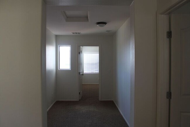 Building Photo - Beautiful 4 Bedroom in Lyons Gate!