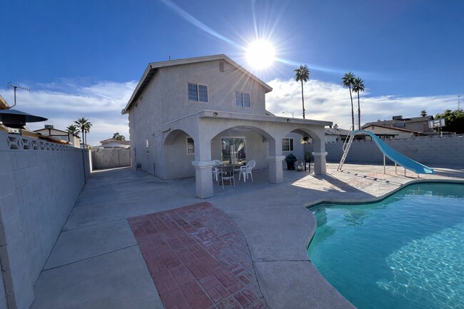 Building Photo - 4BD 3Bth Blend of style, comfort, and convenience.