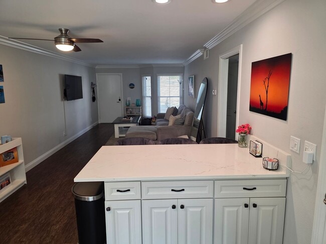 Building Photo - One month rental Fully furnished 1 bedroom...