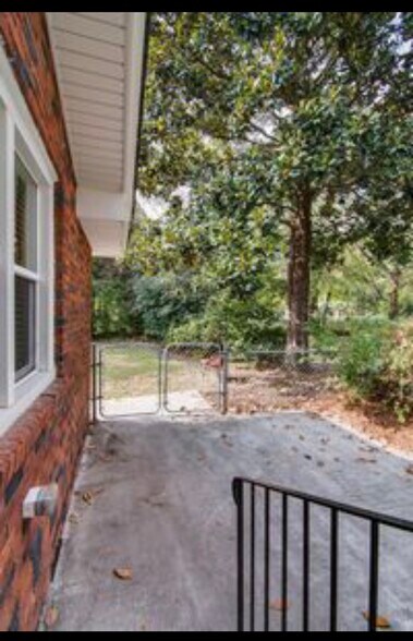 Building Photo - 721 W Sherwood Dr