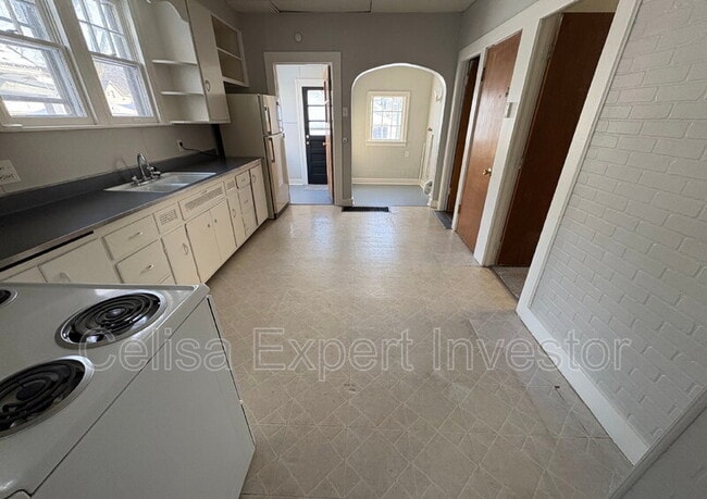 Building Photo - 2025 Pauline St