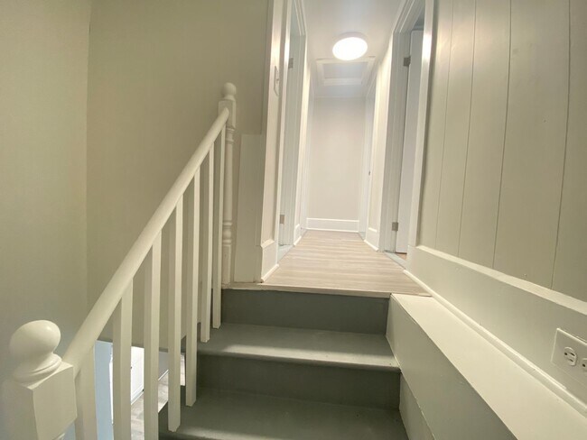 Building Photo - 8 Parkinson Ct