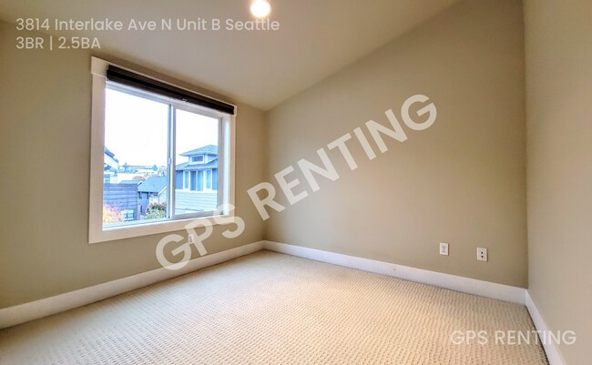 Building Photo - 3814 Interlake Ave N