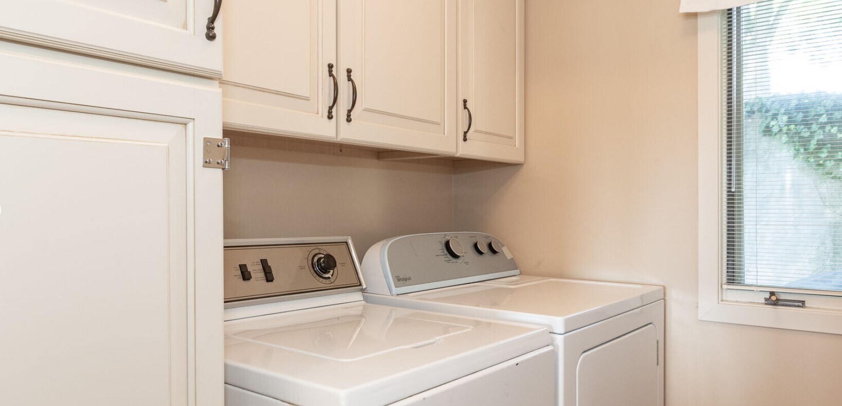 Building Photo - 230 Oak St