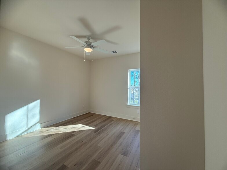 Building Photo - 207 Railroad Ave