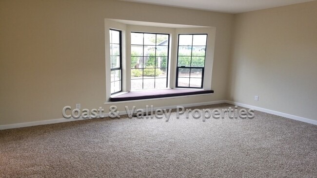 Building Photo - Lovely South Salinas Home!