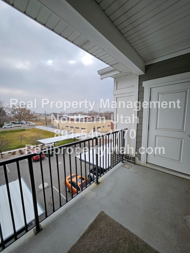 Building Photo - 2 Bedroom 2 Bath Top Level Apartment Avail...