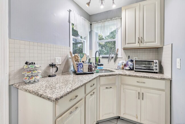 Building Photo - 18 Vose St