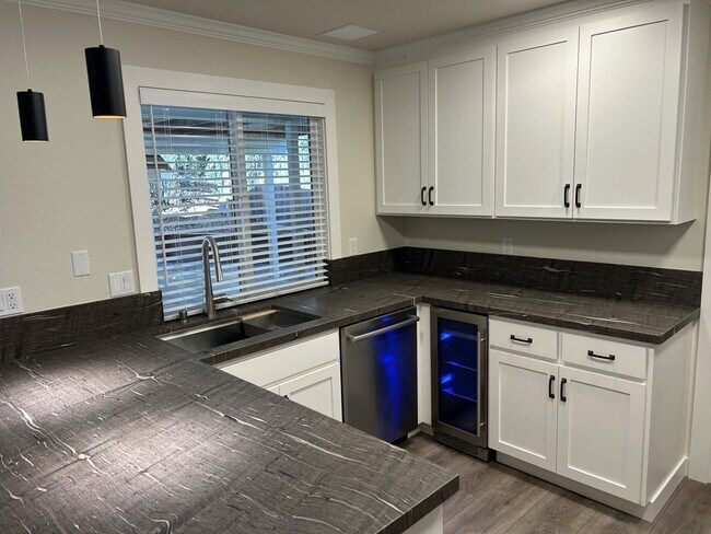 Building Photo - Beautifully Remodeled President’s Neighborhood Home