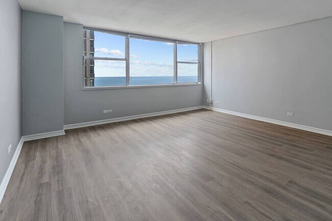 Building Photo - 6301 N Sheridan Rd