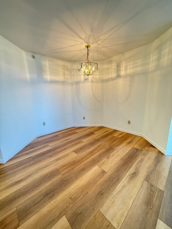 Building Photo - 2 BR 2 bath with beautiful views