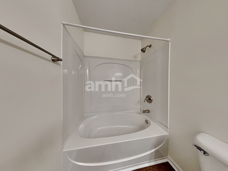 Building Photo - 516 Holiday Dr