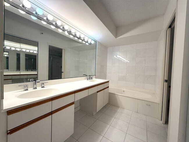 Building Photo - 3530 Mystic Pointe Dr