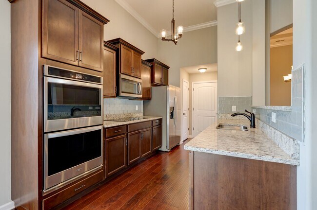 Building Photo - 1008 Meadowview Ln