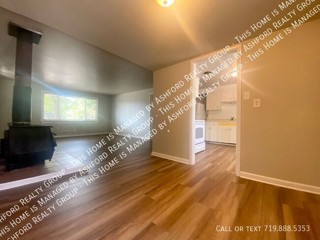 Building Photo - 2215 Bonfoy Ave