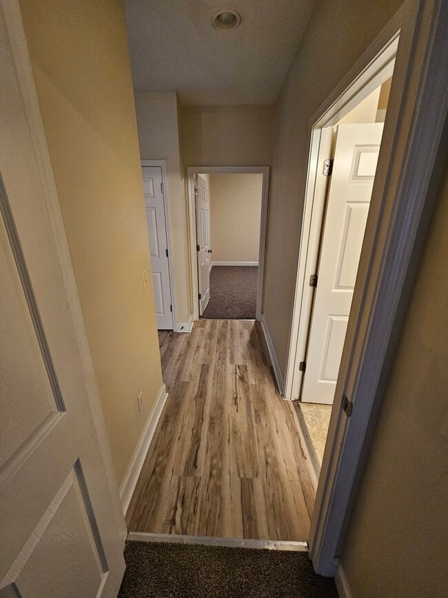 Building Photo - 3BR 2BA Townhome