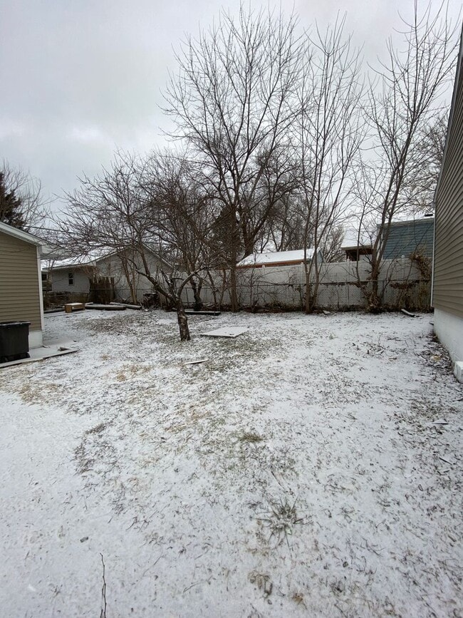 Building Photo - Newly remodeled 3 bedroom 1 bath 2 Stall D...