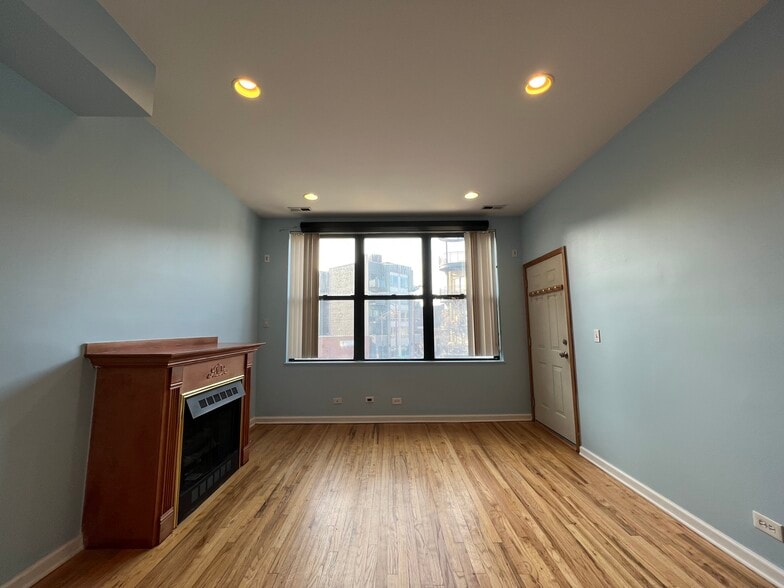 Living Room - 905 N Racine Ave