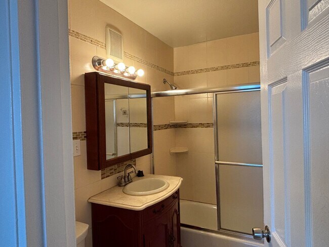 Building Photo - 2000 Linwood Ave