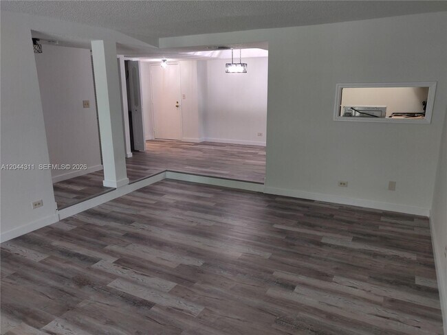 Building Photo - 3750 Inverrary Dr