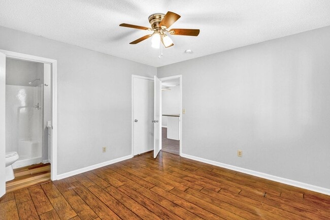 Building Photo - Second Floor Apartment Available in Wilmington!