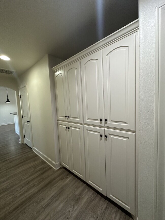 Building Photo - Beautifully Maintained Duplex - Lease Only