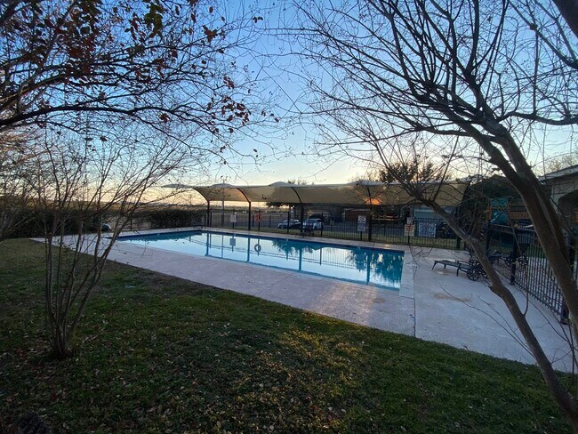 Building Photo - 9813 Sandhill Dr