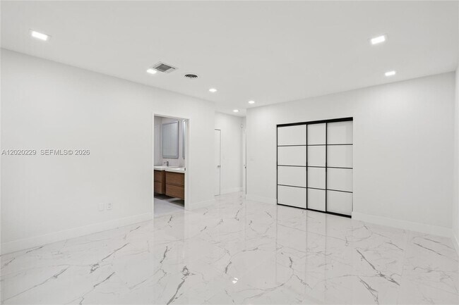 Building Photo - 112 E 1st Ct