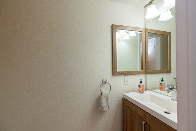 Building Photo - 3 Bedroom Townhome in the Monte Rio Community of Rancho Peñasquitos