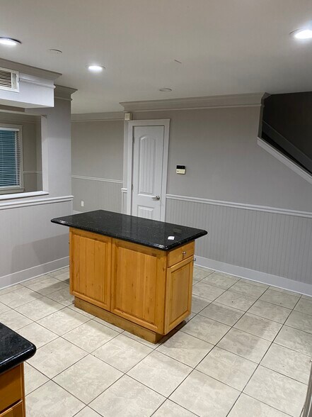 Building Photo - 303 Country Club Dr