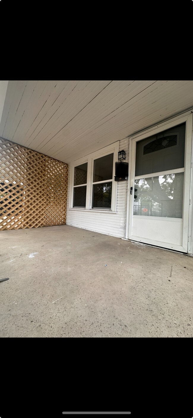 Building Photo - 643 S Burgess Ave