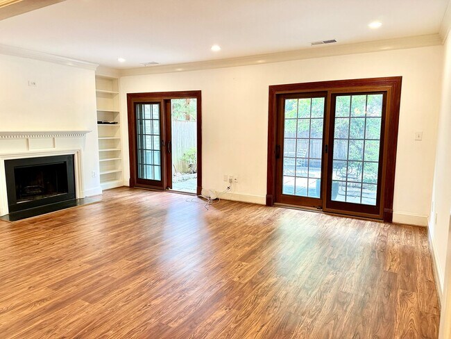 Building Photo - Sutton Place - 3 beds 2.5 baths!  Parking!...