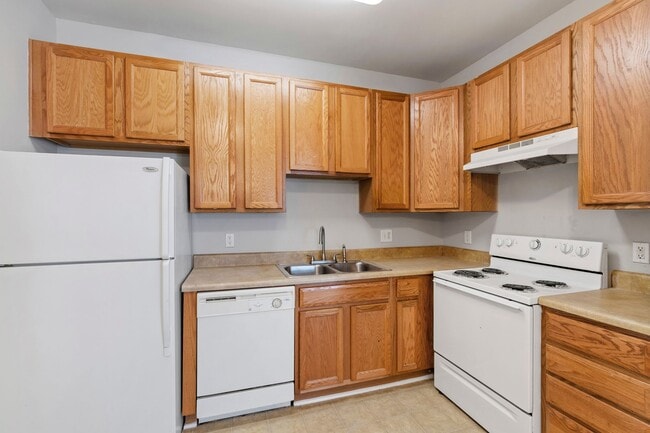Building Photo - Beautifully Updated 3-Bedroom Townhome Nea...