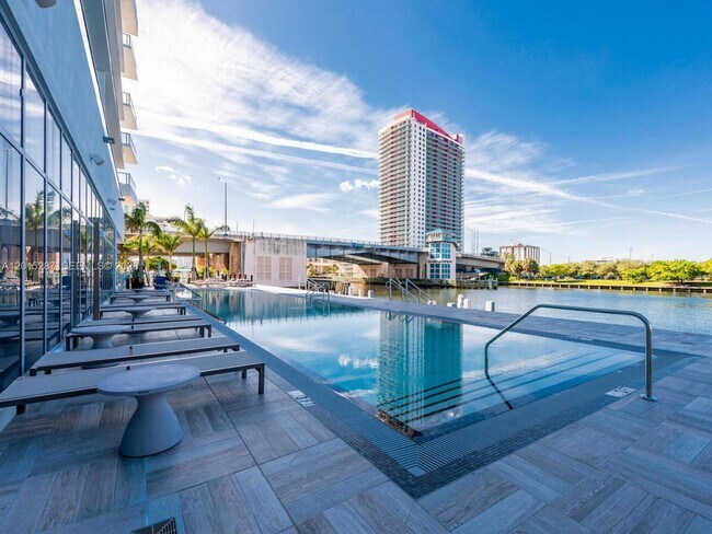 Building Photo - 4010 S Ocean Dr
