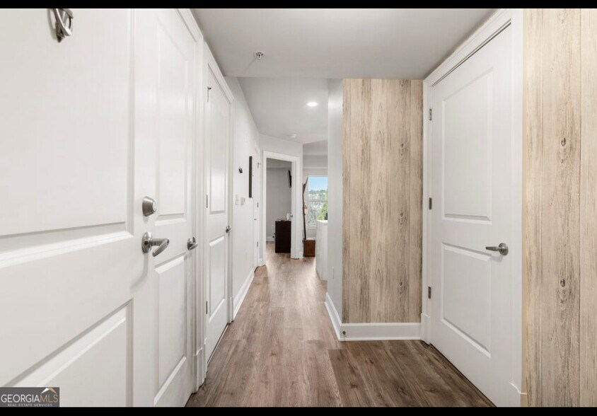 Building Photo - 200 River Vista Dr