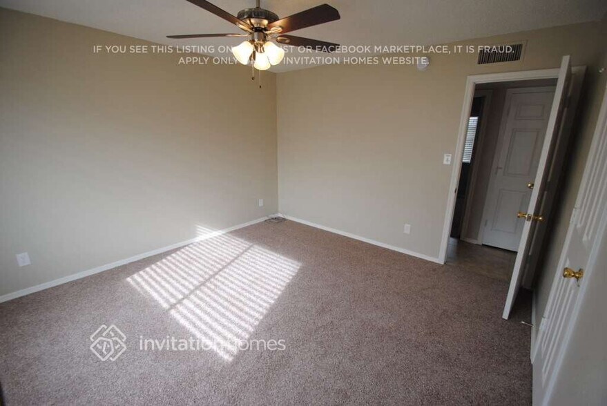 Building Photo - 3265 E Carmel Ave