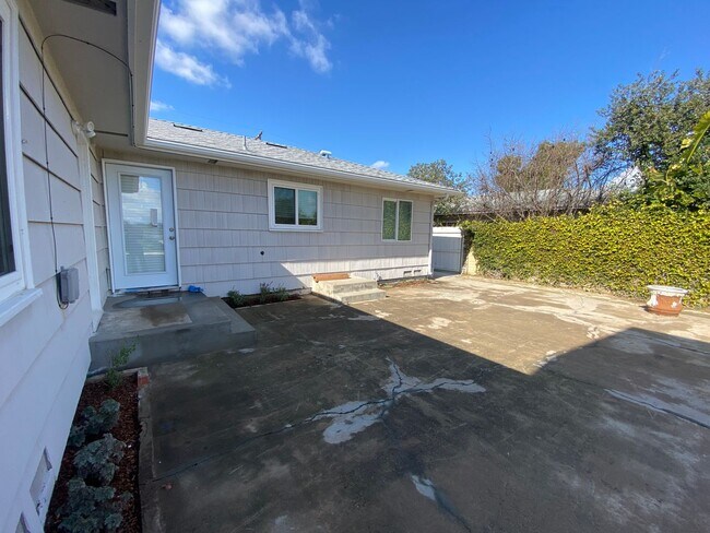 Building Photo - Recently Renovated! 4BD/2BA