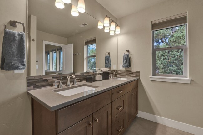 Building Photo - Beautiful 3 Bed/2.5 Bath Home in NW Bend - Via Cambria