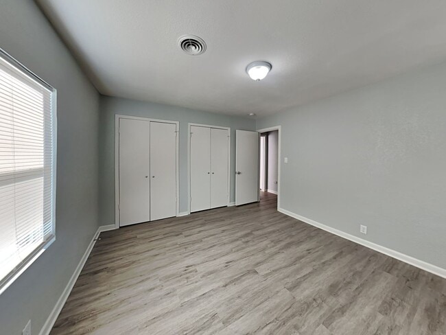 Building Photo - 3BR/2BA Pet-Friendly Home in Westworth Village | Fenced Yard & Garage