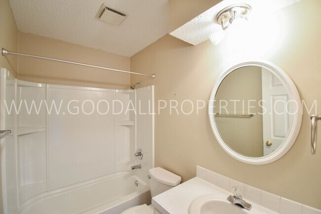 Building Photo - Half Off 1st Months Rent! 3 Bedroom 2 Bath...