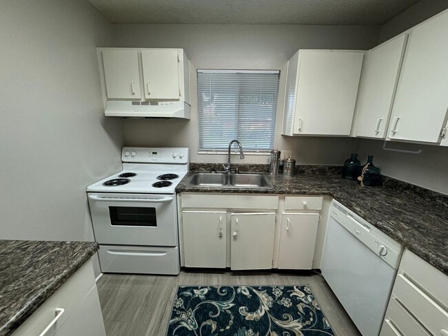 Building Photo - RENOVATED 3/2 TOWNHOUSE MOVE IN READY!