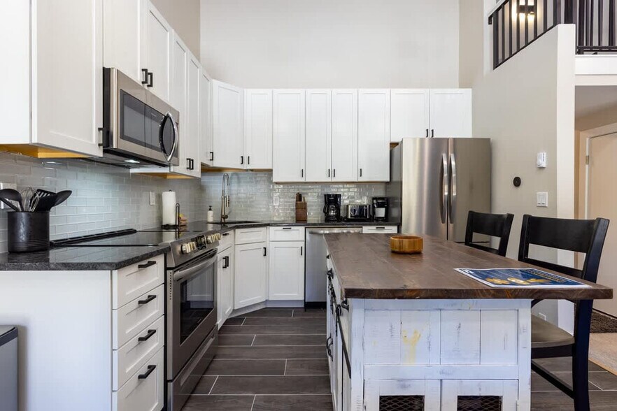 Building Photo - 815 Columbine Rd