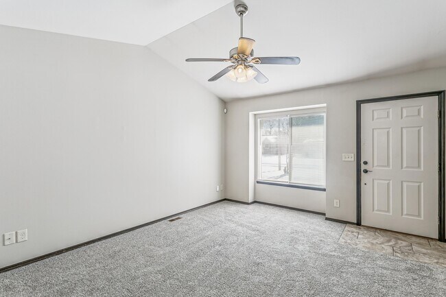 Building Photo - 318 Harvest Ln