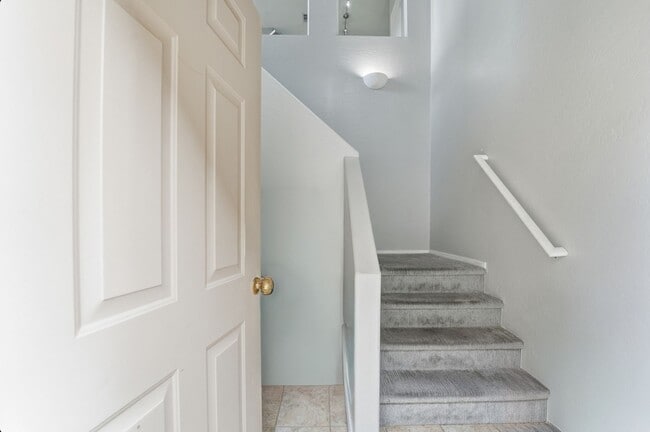 Building Photo - Bright 3-Bed Townhouse in Quiet Gated Community Near ASU