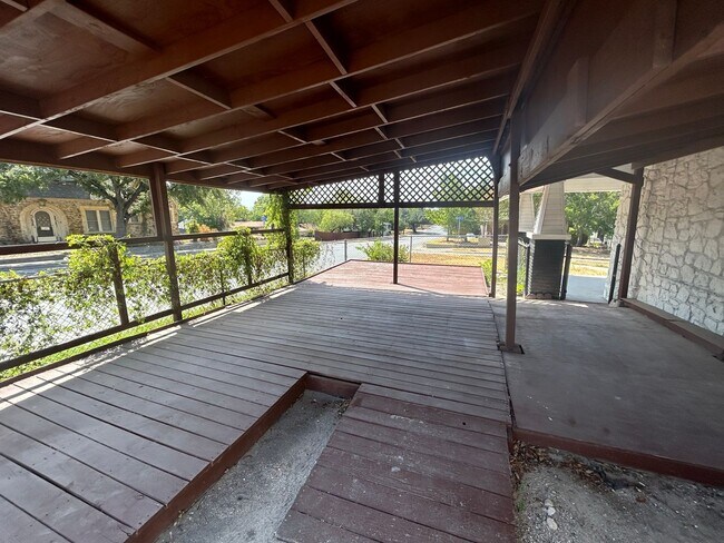 Building Photo - 1245 Kayton Ave